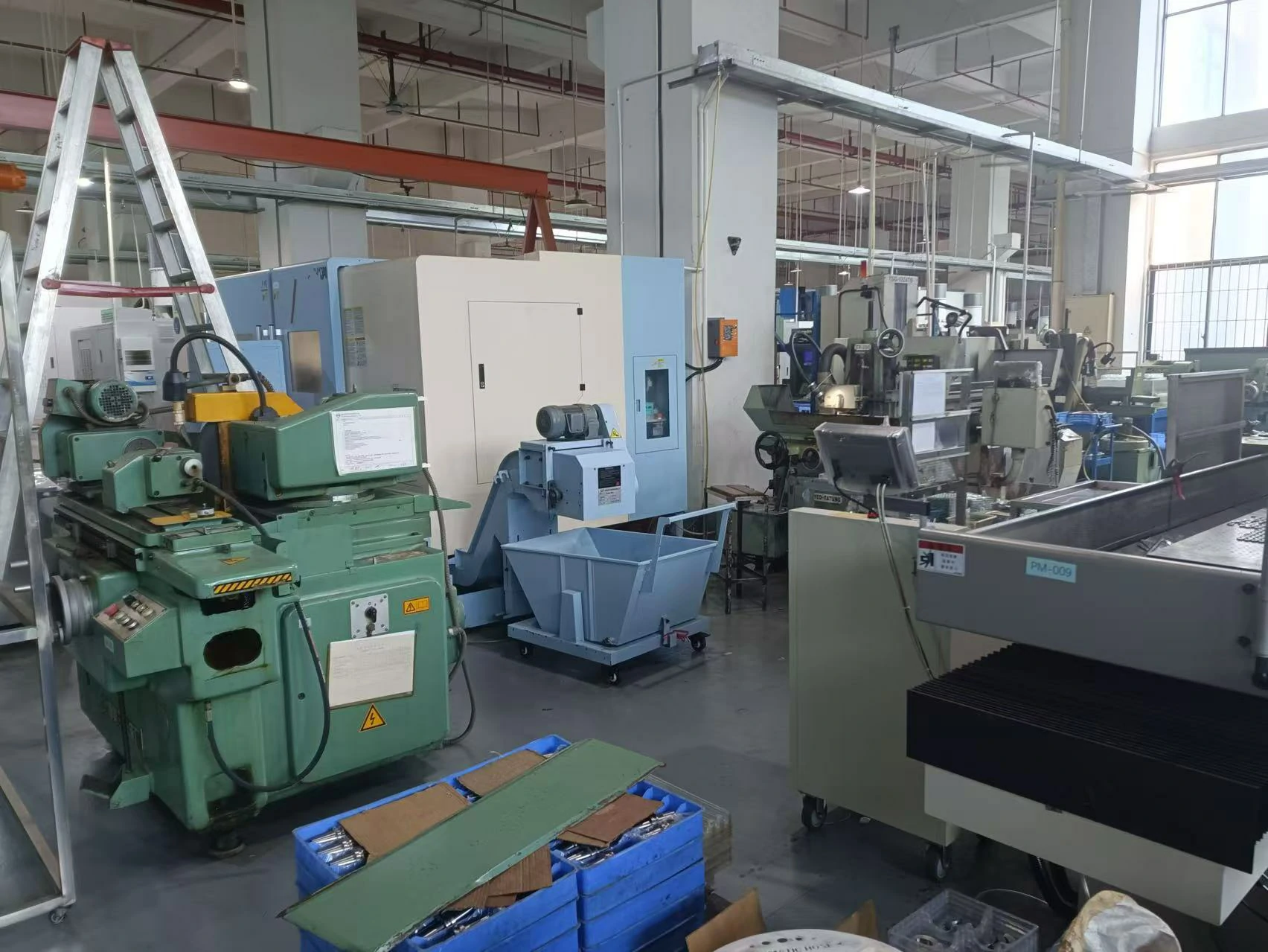 Five-axis CNC machining center cutting precision parts